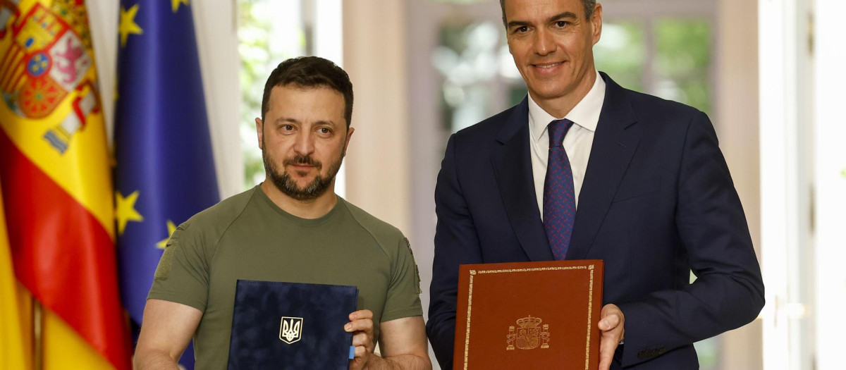 Pedro Sánchez y el presidente de Ucrania, Volodímir Zelenski tras firmar el Acuerdo de Cooperación en materia de Seguridad entre España y Ucrania