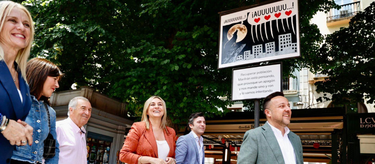 La alcaldesa de Granada junto a una de las carocas de la exposición instalada en Birrambla