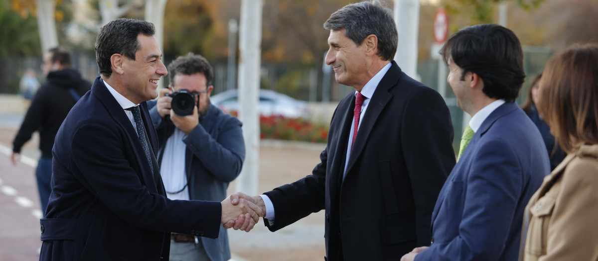 El presidente de la Junta, Juanma Moreno, saluda al delegado del Gobierno en Andalucía, Pedro Fernández, en una imagen de archivo