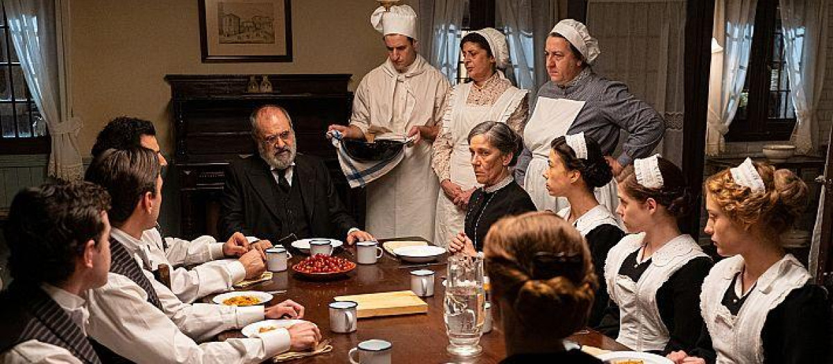 Fotograma de "La Promesa" serie española en la hora del almuerzo de los sirvientes
