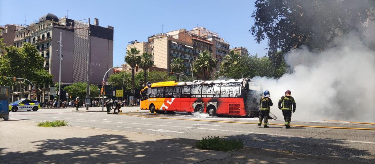 Autobús ardiendo en el centro de Barcelona, frente a la Monumental.