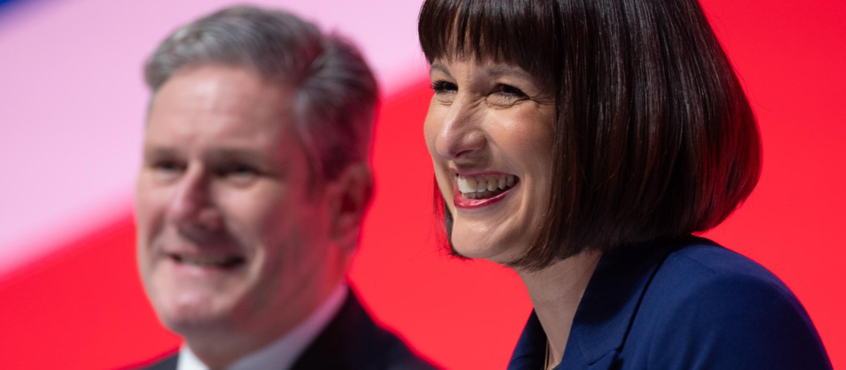 El líder del Partido Laborista Sir Keir Starmer, con su portavoz, Rachel Reeves, en la Conferencia del Partido Laborista, en Liverpool