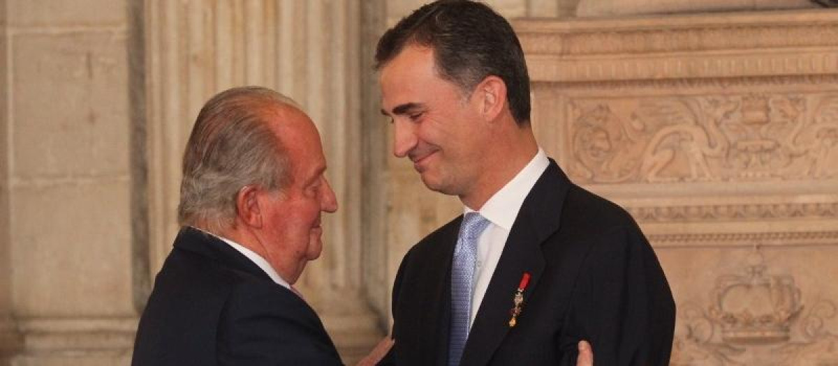 Don Juan Carlos abraza a Don Felipe tras firmar su propia abdicación como Rey
