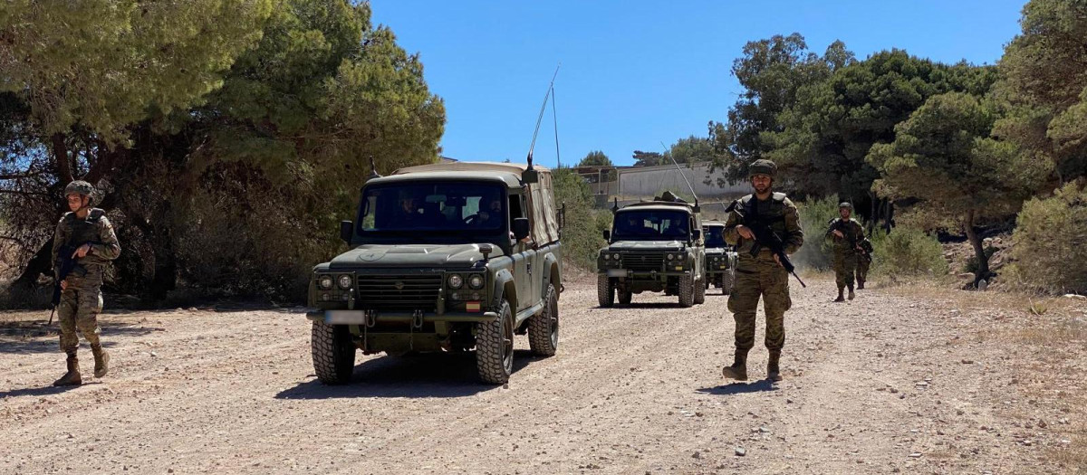 Efectivos del Regimiento de Artillería vigilan itinerarios en Melilla