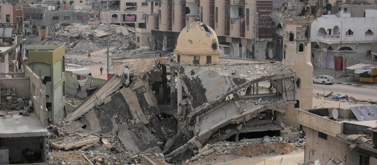 Vista de los barrios destruidos debido al bombardeo israelí en el este de Jan Yunis, Gaza