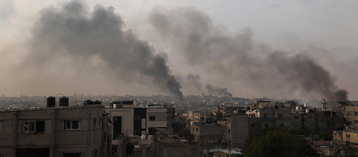 Dos columnas de humo se levantan desde la región de Rafah en Gaza