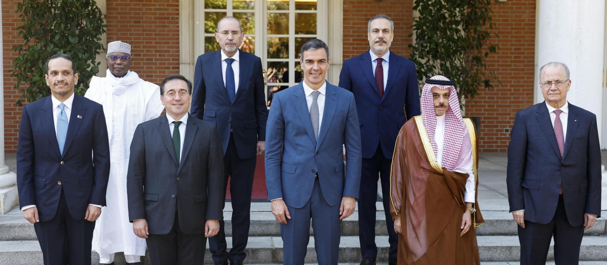 El presidente del Gobierno, Pedro Sánchez, y el ministro de Asuntos Exteriores, José Manuel Albares, junto con los líderes árabes