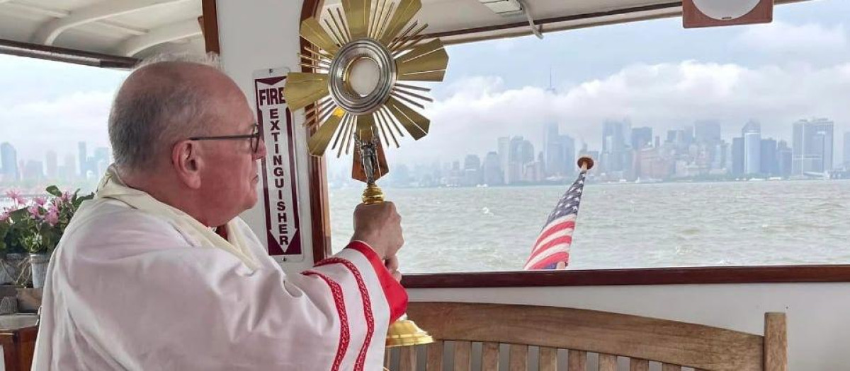 El cardenal Timothy Dolan bendice la ciudad de Nueva York durante una procesión en barco