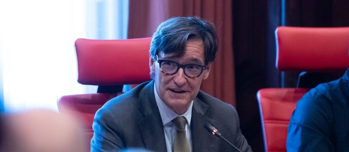 El líder del PSC, Salvador Illa (i), se reúne con los diputados y diputadas socialistas, en el Parlament de Catalunya, a 21 de mayo de 2024, en Barcelona, Catalunya (España). La reunión cuenta con la participación de los 42 diputados y diputadas socialistas electos. El fin del encuentro es trazar una estrategia que lleve a Salvador Illa a la presidencia de la Generalitat de Catalunya.
21 MAYO 2024;BARCELONA;CATALUNYA;ILLA;PSC;DIPUTADOS ELECTOS;CANDIDATURAS SOCIALISTAS
David Zorrakino / Europa Press
21/5/2024