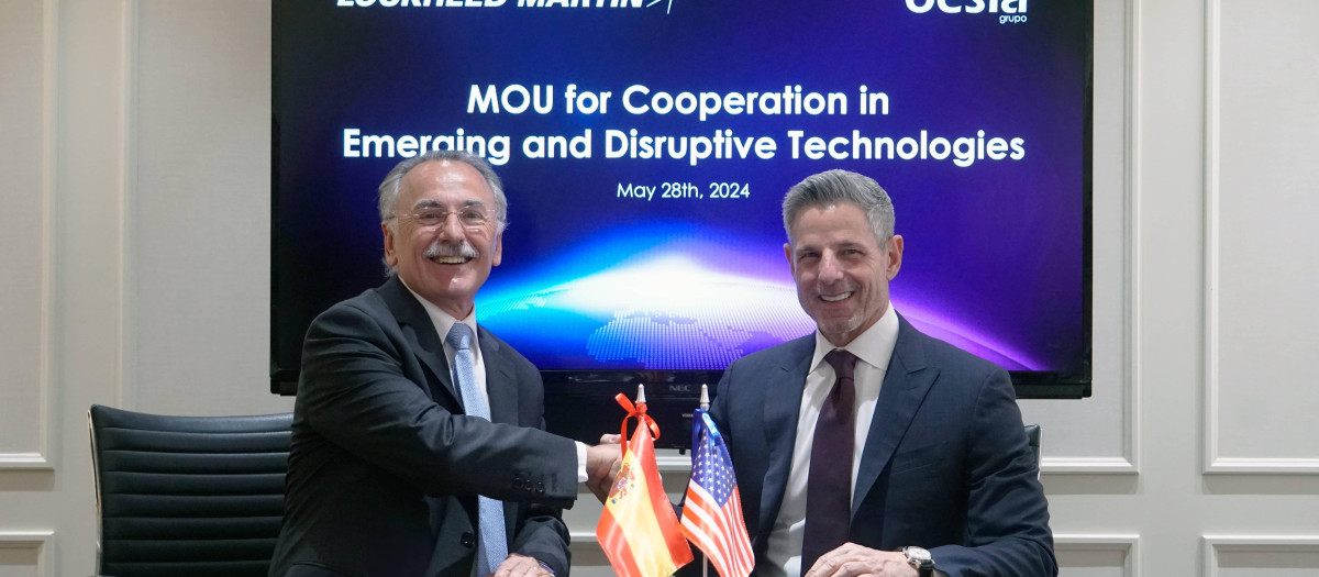 Luis Furnells, presidente ejecutivo de Grupo Oesía (izquierda) firma un acuerdo con Ray Piselli, vicepresidente de Negocio Internacional de Lockheed Martin