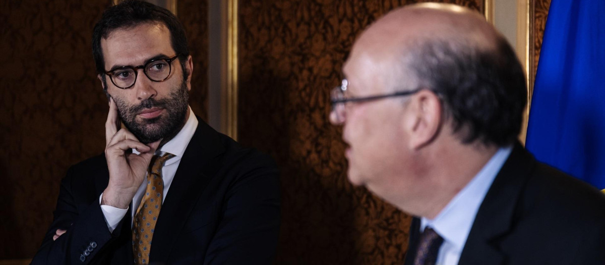 El ministro de Economía, Carlos Cuerpo (i), con el presidente del Banco Interamericano de Desarrollo (BID), Ilan Goldfajn (d).