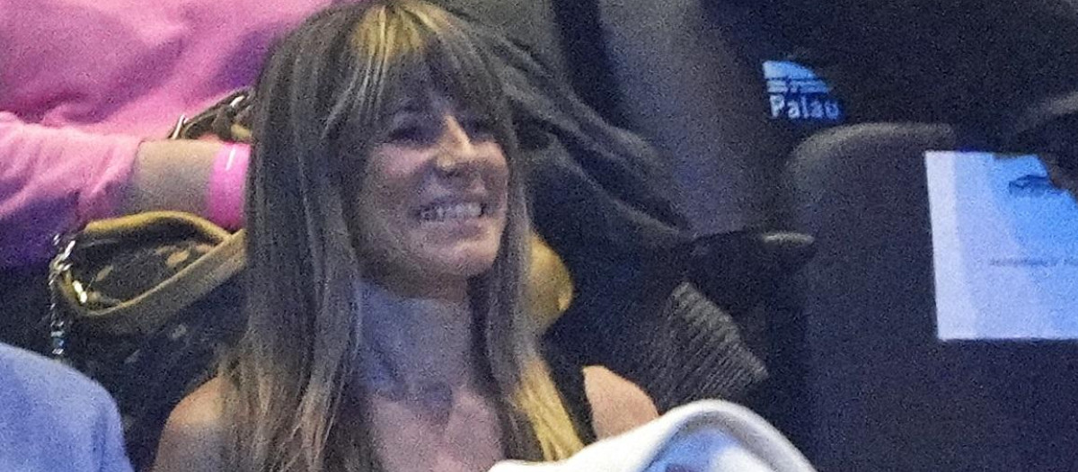 BARCELONA, 23/12/2022.- El presidente del Gobierno, Pedro Sánchez (i), acompañado de su esposa Begoña durante el concierto del cantautor Joan Manuel Serrat, que dice el adiós definitivo a los escenarios, tras 57 años de éxitos, en el ultimo concierto de su gira de despedida que se celebra este viernes en Barcelona, su ciudad natal. EFE/Alejandro García