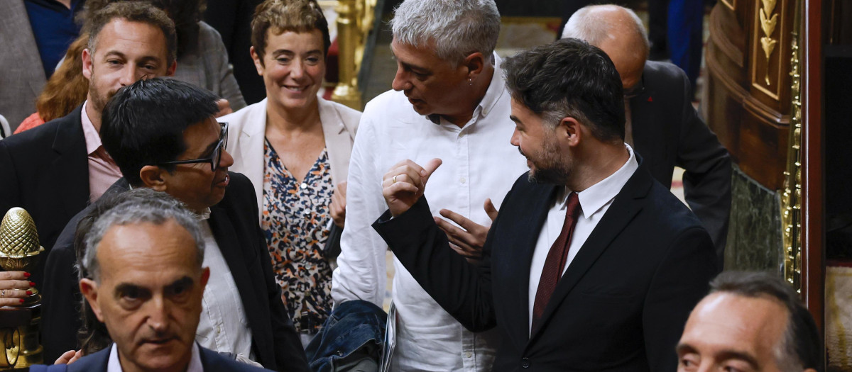 Varios diputados saliendo del hemiciclo tras la votación de la ley de amnistía