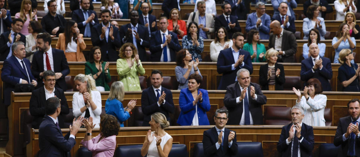 La bancada socialista aplaude la aprobación de la amnistía