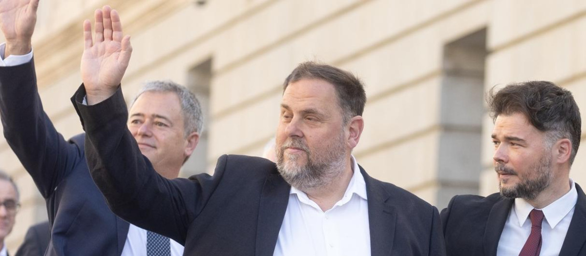 (I-D) El presidente de ERC, Oriol Junqueras; el portavoz de ERC en el Congreso, Gabriel Rufián y la secretaria general adjunta de ERC, Marta Vilalta, a su llegada al pleno en el Congreso de los Diputados, a 30 de mayo de 2024, en Madrid (España). La Ley de Amnistía afronta hoy en el Pleno del Congreso su última votación parlamentaria, en la que se necesita mayoría absoluta (al menos 176 diputados) para levantar el veto del Senado. Si no hay sorpresas, la norma podría estar en el Boletín Oficial del Estado (BOE) el próximo viernes o el sábado para su entrada en vigor. El PSOE y sus aliados necesitan mayoría absoluta en el Congreso para levantar el veto del Senado. El objetivo de la ley es amnistiar a todos los implicados en movilizaciones independentistas desde el 1 de noviembre de 2011.
30 MAYO 2024;AMNISTIA;JUNTS;ERC;INDEPENDENTISMO;: PLENO
Eduardo Parra / Europa Press
30/5/2024