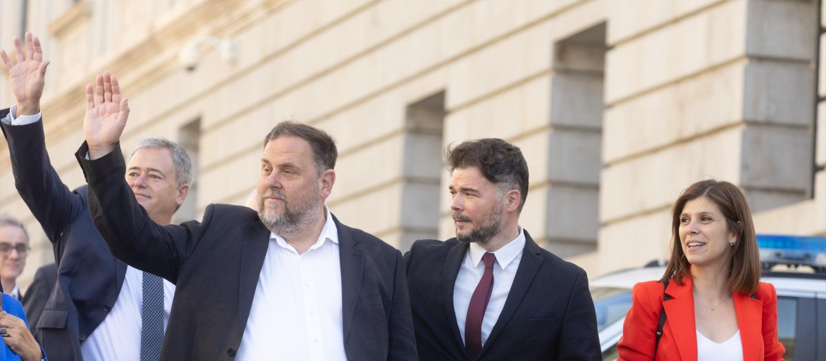 (I-D) El presidente de ERC, Oriol Junqueras; el portavoz de ERC en el Congreso, Gabriel Rufián y la secretaria general adjunta de ERC, Marta Vilalta, a su llegada al pleno en el Congreso de los Diputados, a 30 de mayo de 2024, en Madrid (España). La Ley de Amnistía afronta hoy en el Pleno del Congreso su última votación parlamentaria, en la que se necesita mayoría absoluta (al menos 176 diputados) para levantar el veto del Senado. Si no hay sorpresas, la norma podría estar en el Boletín Oficial del Estado (BOE) el próximo viernes o el sábado para su entrada en vigor. El PSOE y sus aliados necesitan mayoría absoluta en el Congreso para levantar el veto del Senado. El objetivo de la ley es amnistiar a todos los implicados en movilizaciones independentistas desde el 1 de noviembre de 2011.
30 MAYO 2024;AMNISTIA;JUNTS;ERC;INDEPENDENTISMO;: PLENO
Eduardo Parra / Europa Press
30/5/2024
