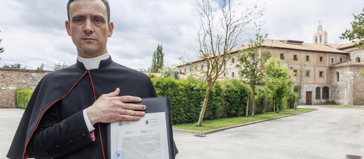 El portavoz de las clarisas de Belorado, José Ceacero, muestra la denuncia que las monjas han interpuesto contra el arzobispo de Burgos, Mario Iceta.