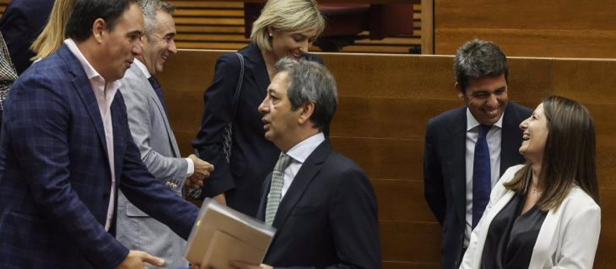 Carlos Mazón y Vicente Barrera, junto a diputados del PP y Vox, en las Cortes Valencianas