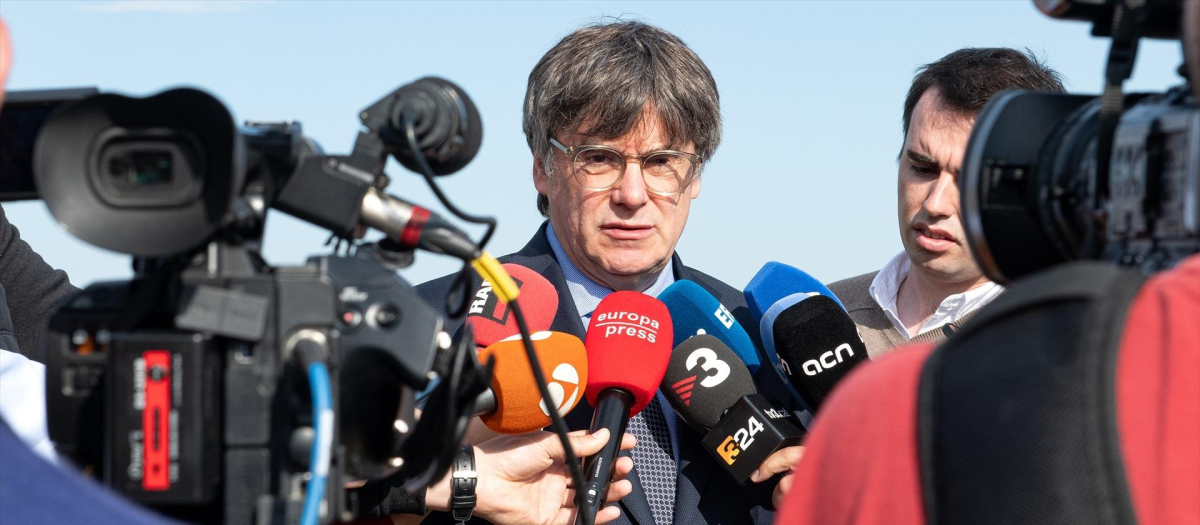 El expresidente de la Generalitat de Catalunya y candidato de Junts a las elecciones catalanas, Carles Puigdemont, realiza unas declaraciones a la prensa, en el Castillo de La Roca d’Albera, a 12 de mayo de 2024, en Laroque-des-Albères (Francia). Casi seis millones de catalanes han sido llamados a las urnas hoy, 12 de mayo, para elegir a su nuevo presidente autonómico para los próximos cuatro años. Hay 135 escaños en juego, en la que será la XIV legislatura de Cataluña, por lo que los candidatos de los diferentes partidos deben alcanzar una mayoría absoluta de 68 escaños para hacerse con la Presidencia.
12 MAYO 2024;URNAS;VOTO;VOTACIÓN;ELECCIONES;AUTONÓMICAS;CATALANAS;12 DE MAYO;12M
Glòria Sánchez / Europa Press
12/5/2024