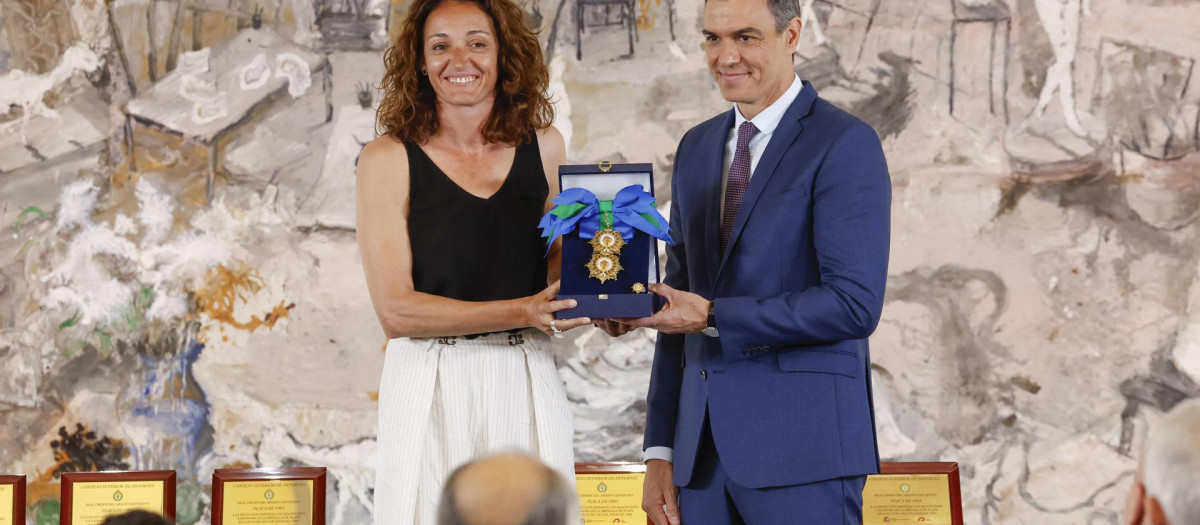Pedro Sánchez junto a Laia Palau