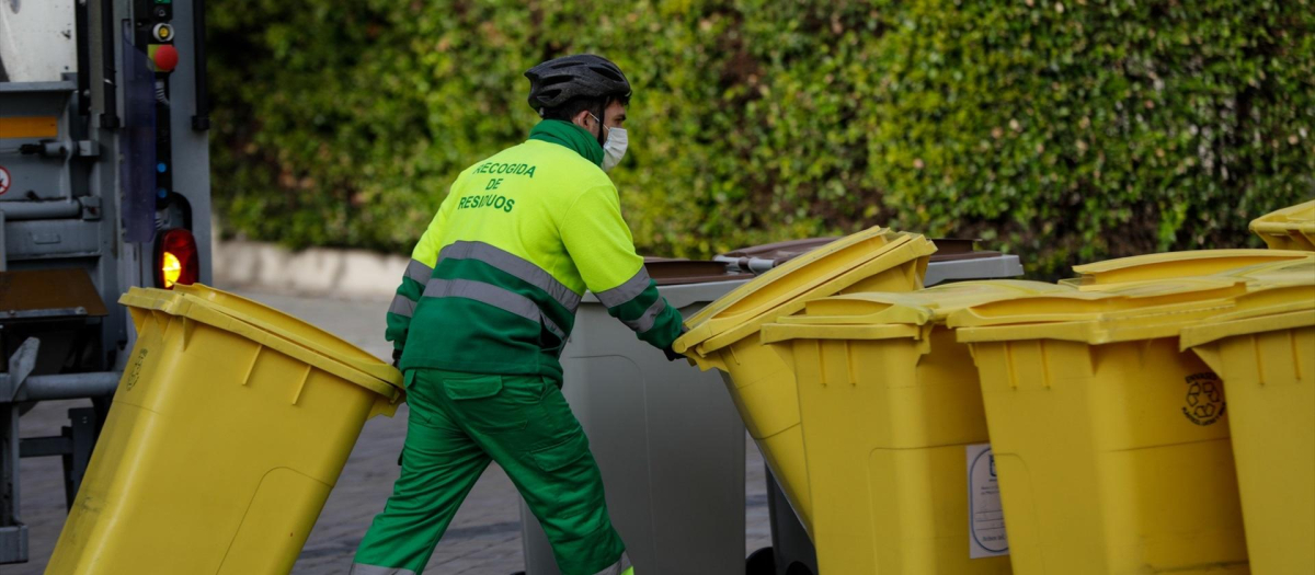 Un operario recogiendo la basura.