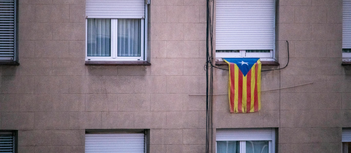 Una 'estelada' colgada en un balcón, en Barcelona
