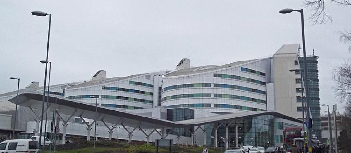 Hospital Queen Elizabeth de Birmingham, donde se dispensó el tratamiento