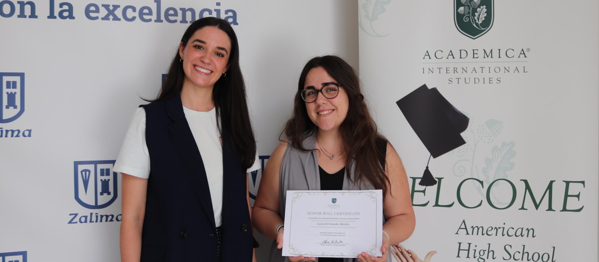 Lucía Fernández, con su diploma