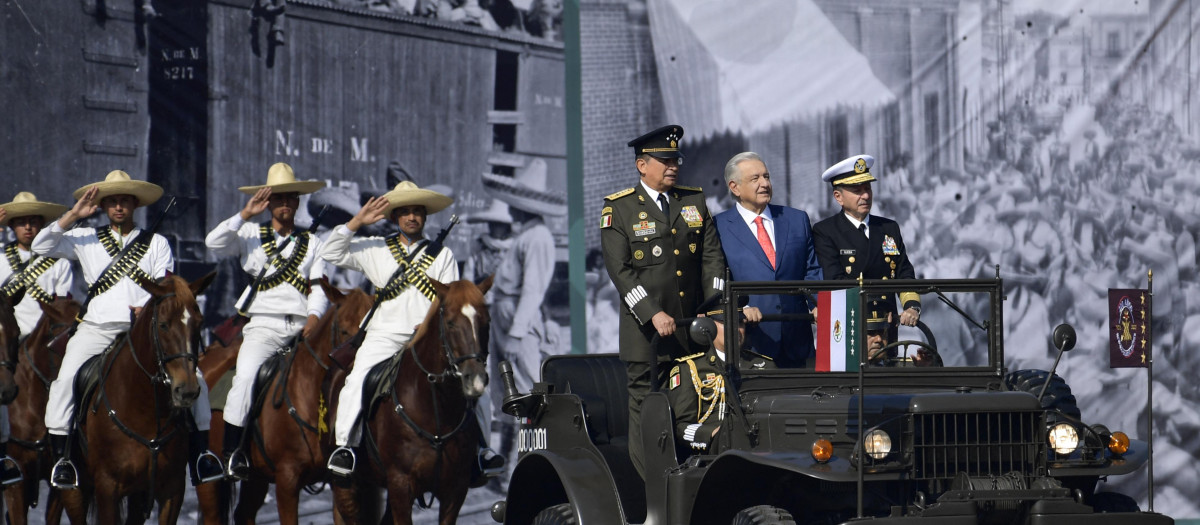 El presidente mexicano López Obrador durante un desfile militar en la Ciudad de México