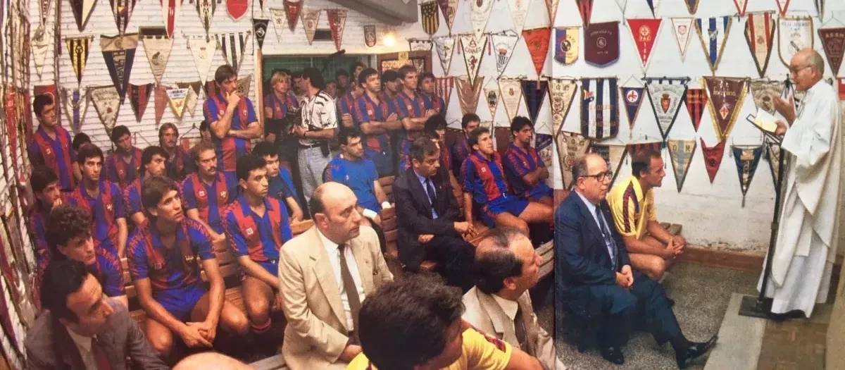 El primer equipo asiste a misa al inicio de temporada, en los años 80