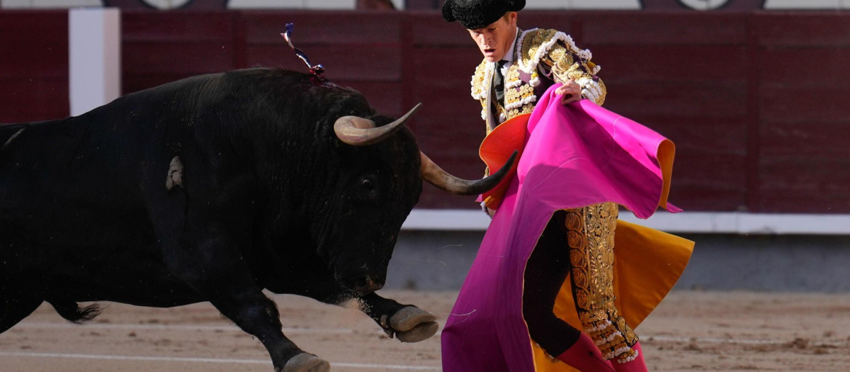 Borja Jiménez, con el tercero de la tarde, al que cortó una oreja