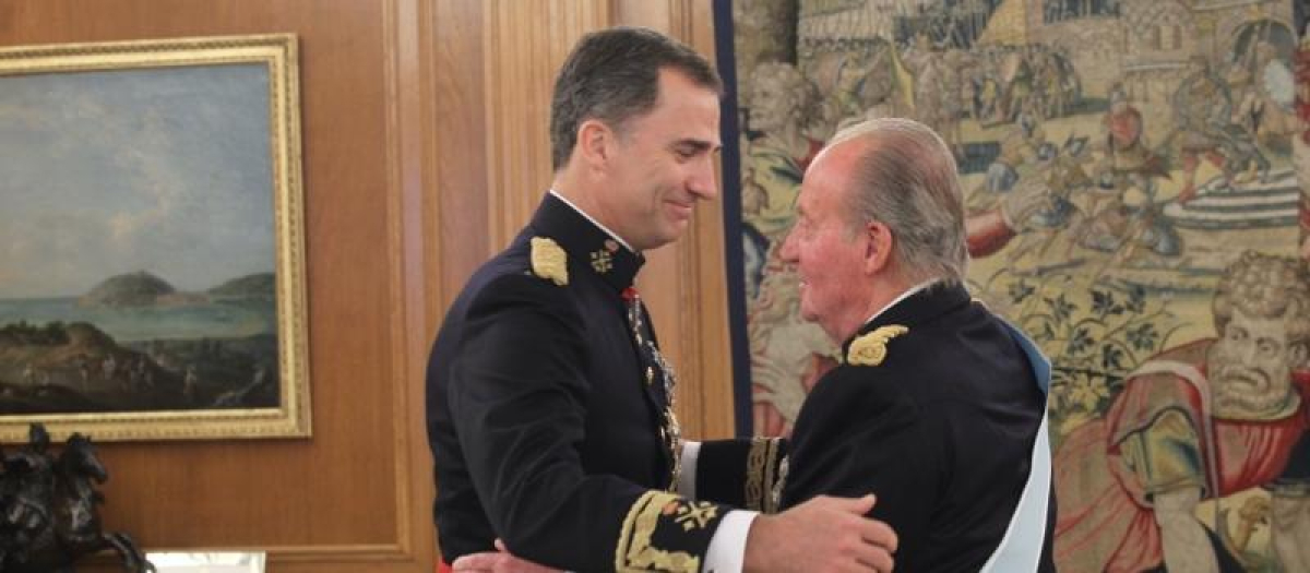 Don Juan Carlos impone a su hijo la faja de general tras su abdicación