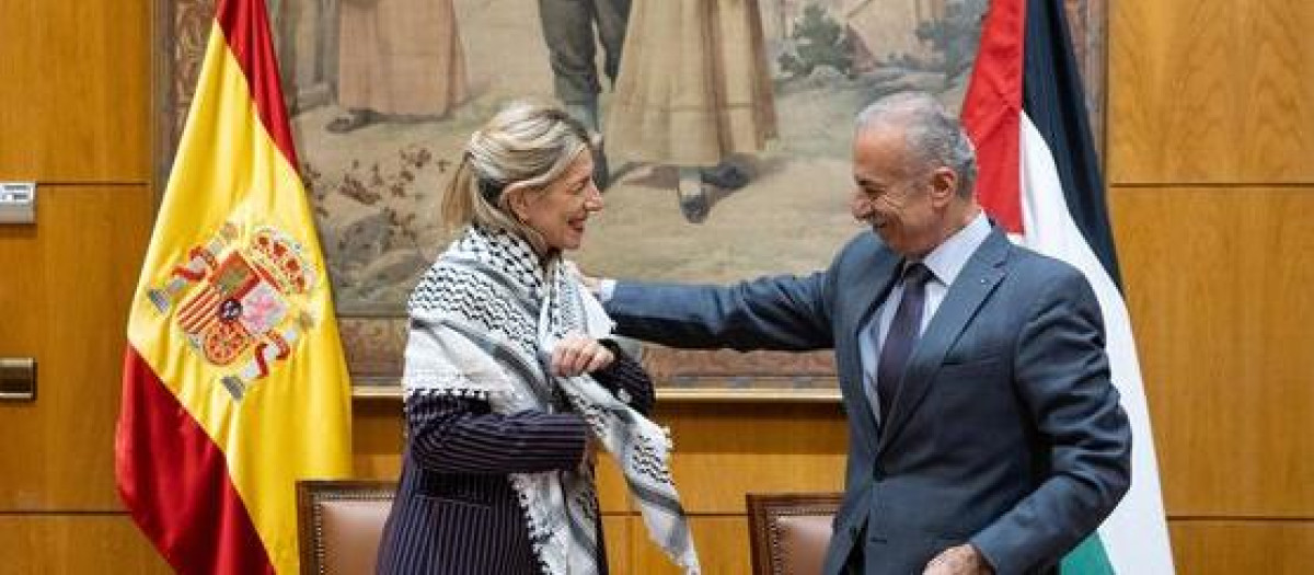 Imagen de archivo de Yolanda Díaz con el embajador palestino, Husni Abdel Wahed