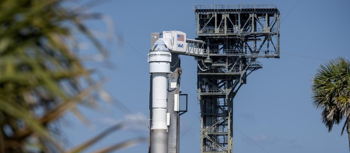 La Starliner, montada en un cohete Atlas V de United Launch Alliance, este viernes en Cabo Cañaveral (Florida)