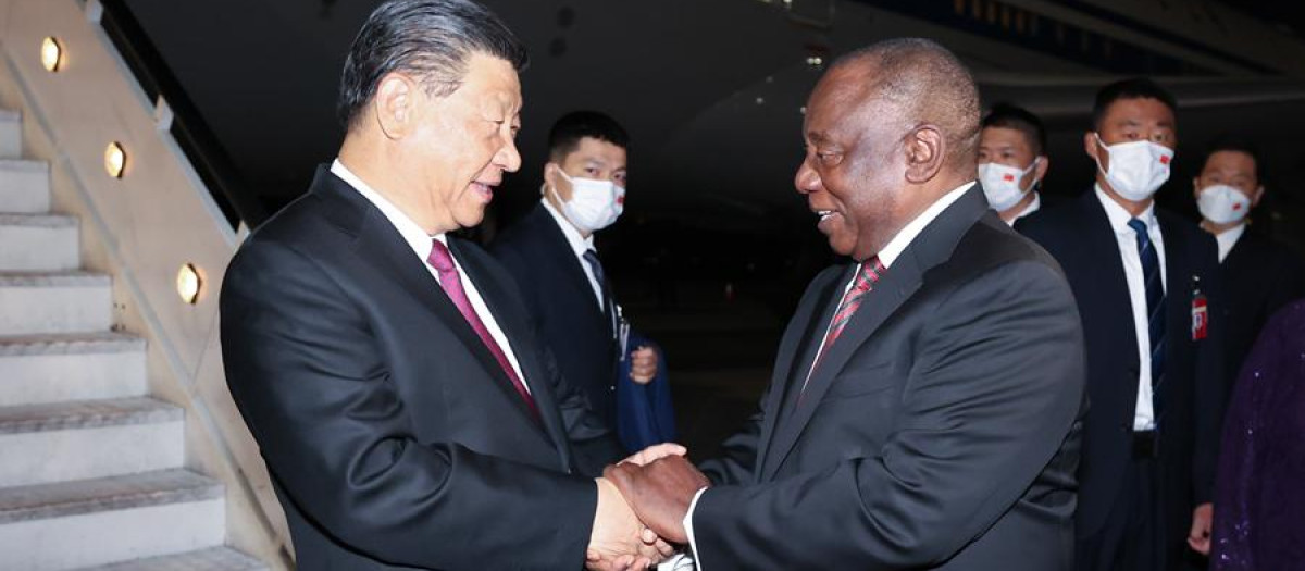 Xi Jinping desembarca en Sudáfrica y saluda al presidente Cyril Ramaphosa (2023)