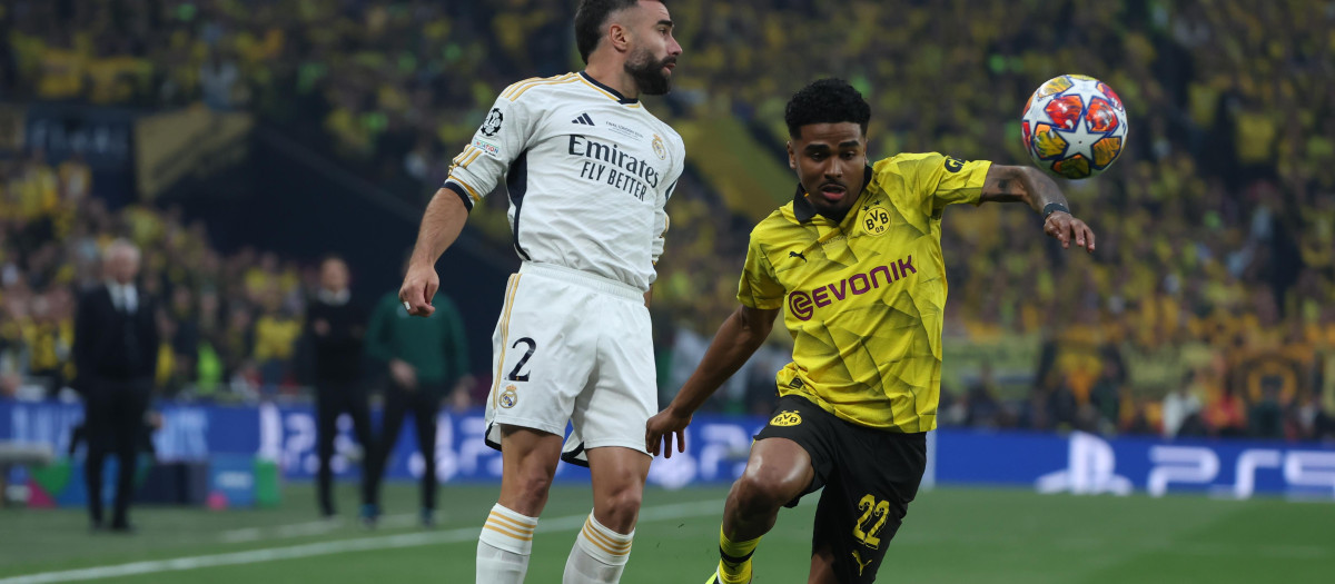El defensa del Real Madrid Dani Carvajal (i) disputa un balón ante el defensa neerlandés Ian Maatsen del Borussia Dortmund durante la final de la Liga de Campeones