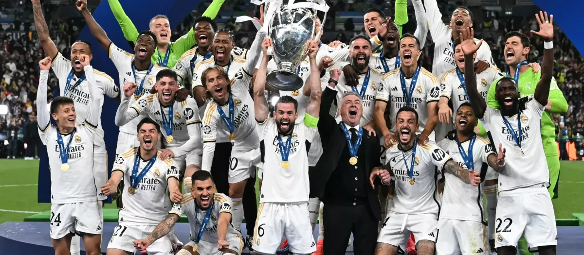 Los jugadores del Real Madrid levantan la copa de la Liga de Campeones