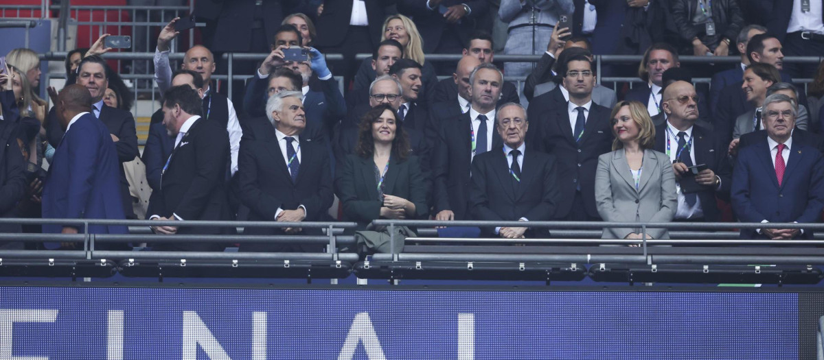 El presidente del Real Madrid, Florentino Pérez (3d), la presidenta de la Comunidad de Madrid, Isabel Díaz Ayuso (4i), el presidente de la Federación Española de Fútbol, Pedro Rocha y la ministra de Educación, Pilar Alegría