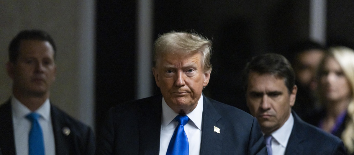 Donald Trump saliendo del tribunal de juicios de Nueva York