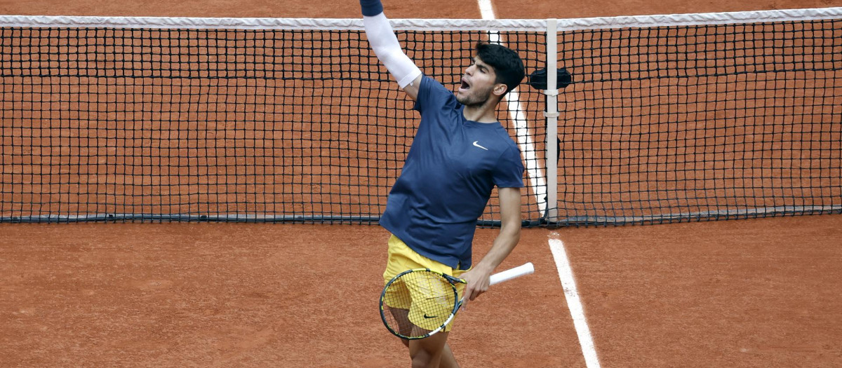 Carlos Alcaraz selló su clasificación para los cuartos de final de Roland Garros