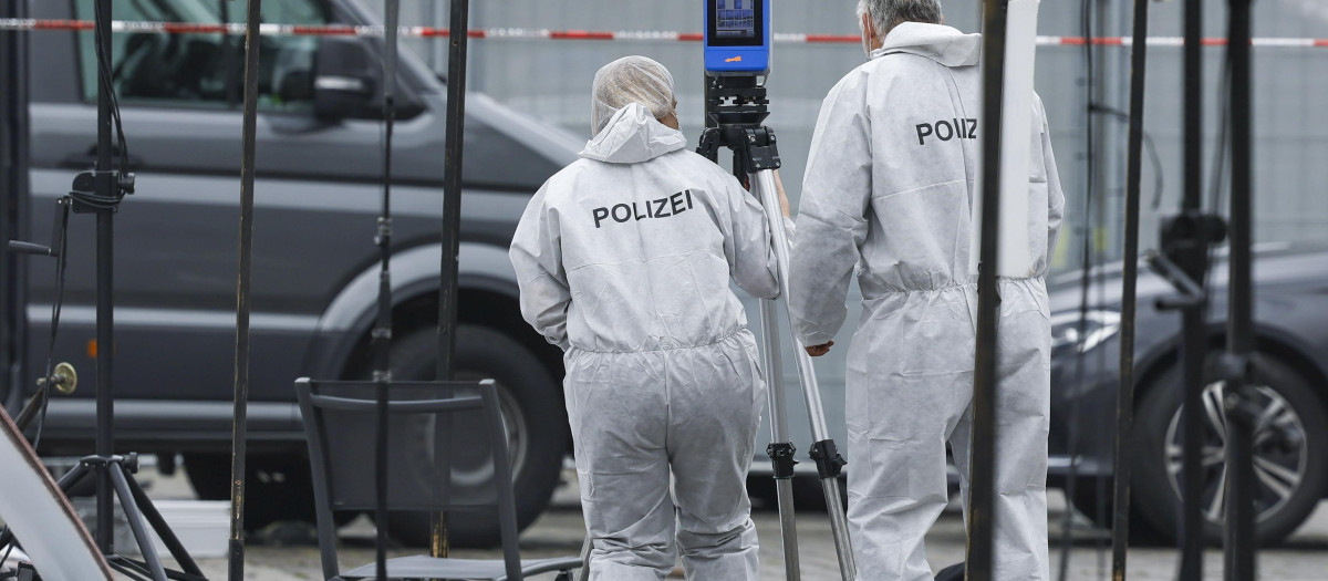 Vista de la escena del crimen después de un ataque con cuchillo en el centro de la ciudad de Mannheim, Alemania