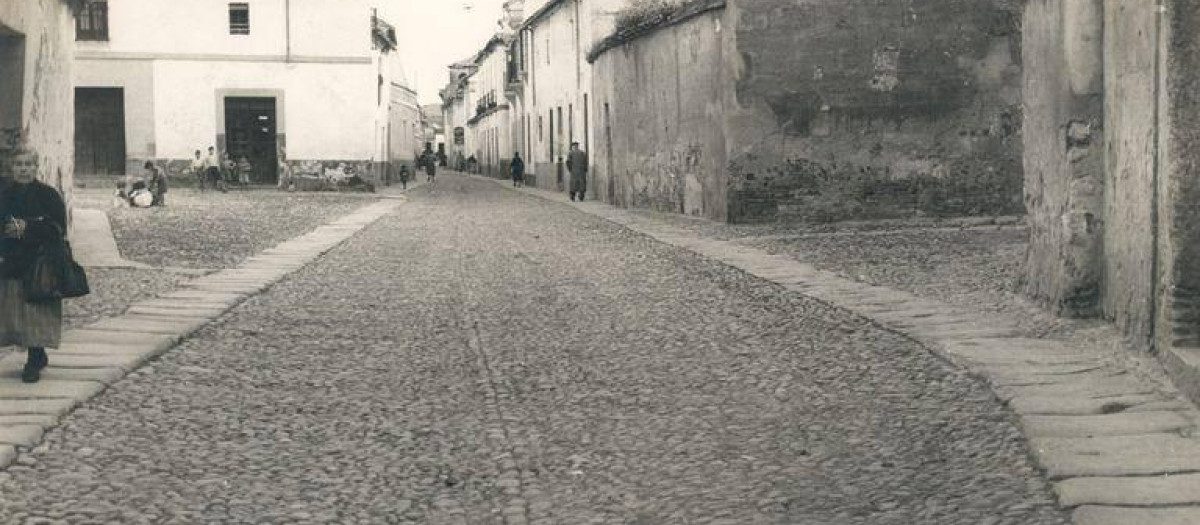 Panorámica de la calle Ruano Girón en 1950, donde se ponían las atracciones de la feria del barrio