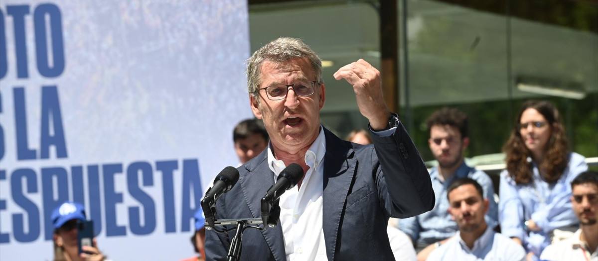 El presidente del Partido Popular, Alberto Núñez Feijóo, interviene durante un acto de campaña del Partido Popular