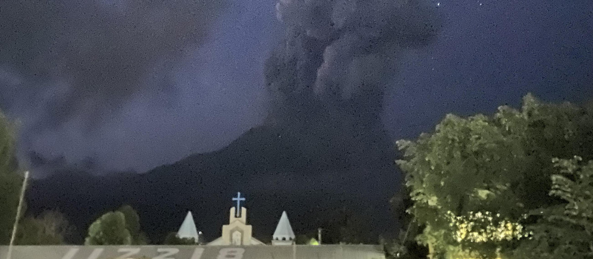 Volcán Monte Kanlaon arrojando una gran columna de ceniza durante la erupción