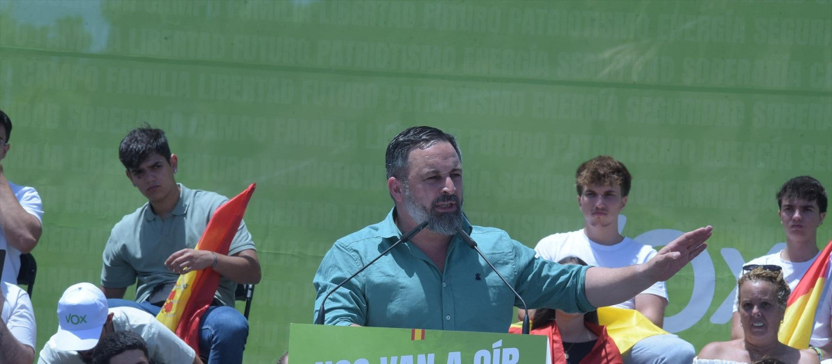 El líder de Vox, Santiago Abascal, interviene durante un mitin