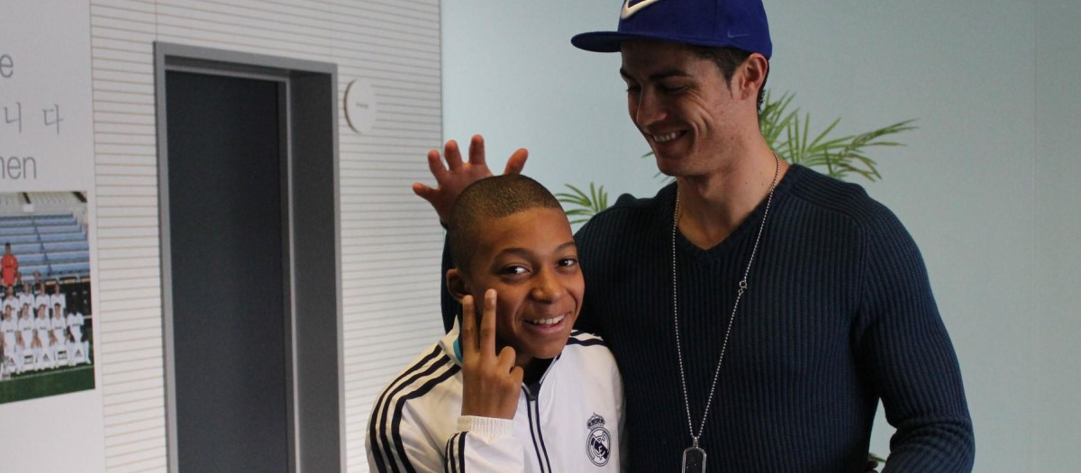 Kylian Mbappé, junto a Cristiano Ronaldo en Valdebebas en el año 2012