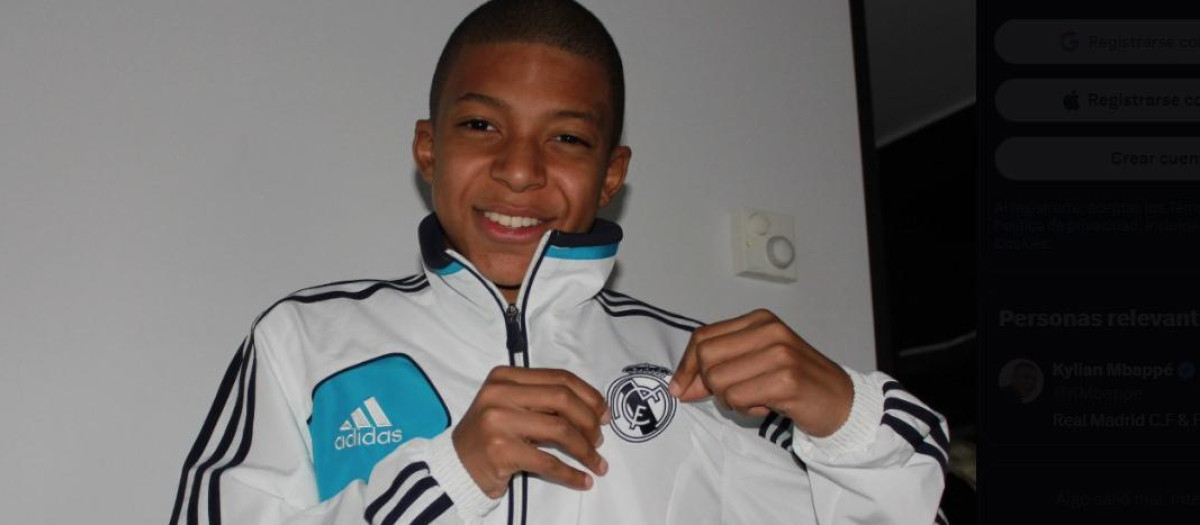Kylian Mbappé posa con una sudadera del Real Madrid