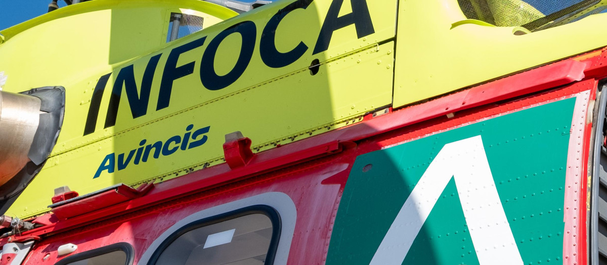 El presidente de la Junta de Andalucía, Juanma Moreno, montado en un helicóptero durante la presentación del Plan Infoca 2024, en el Centro de Defensa Forestal de Los Cabezudos, ubicado en Almonte (Huelva), donde ha dicho que el presupuesto de este año es de 244 millones de euros.  EFE/Julián Pérez