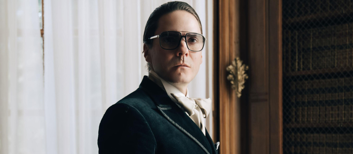 Daniel Brühl encarna al diseñador Karl Lagerfeld