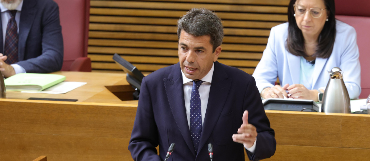 El presidente de la Generalitat Valenciana, Carlos Mazón, a finales de mayo, en las Cortes